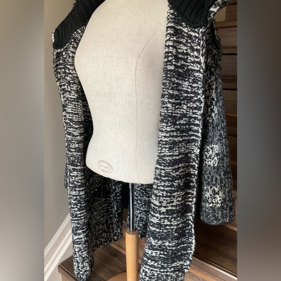 Beautiful Authentic Burberry Coat Size Large - Picture 7 of 15